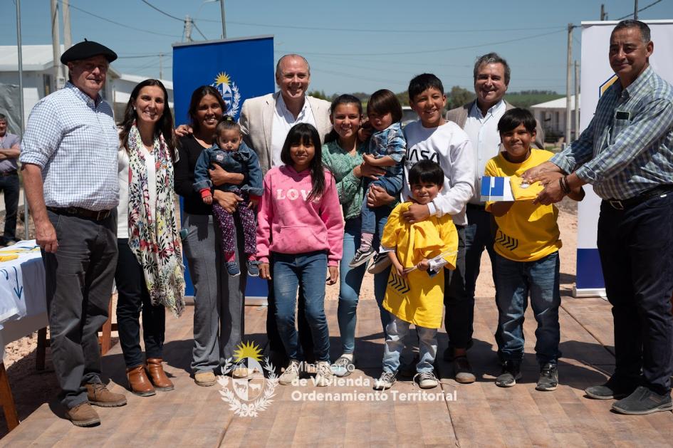 Autoridades con vecinos en entrega de viviendas