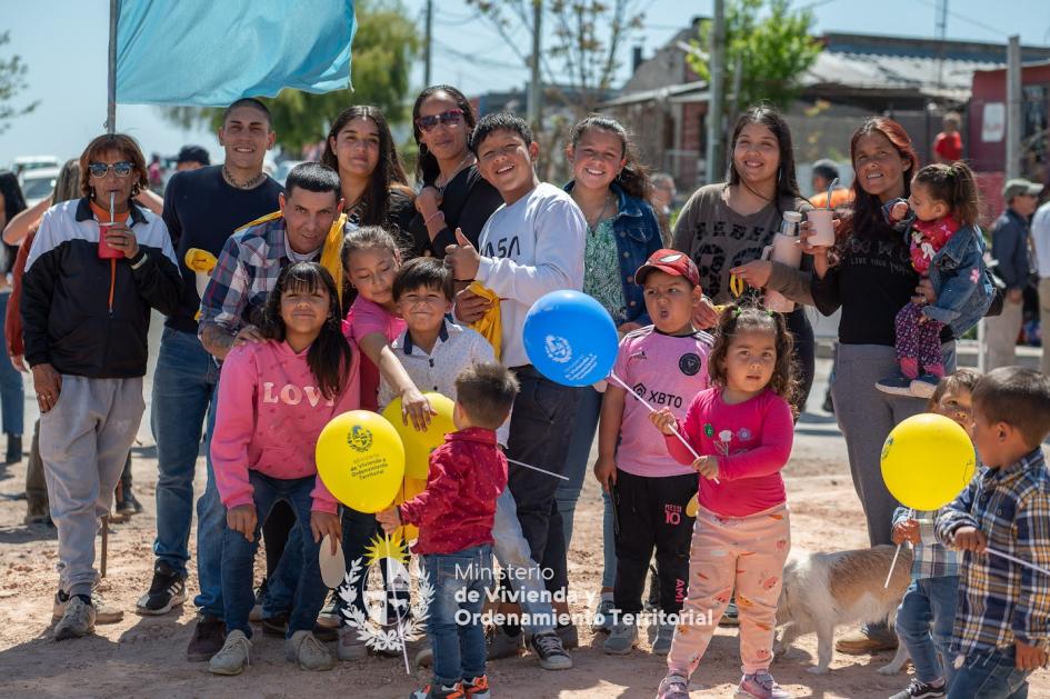 Vecinos en la entrega de viviendas