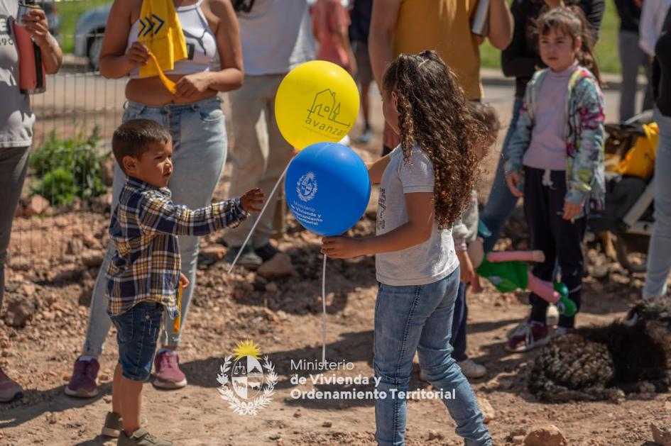 Niños compartiendo globos Niños compartiendo globos