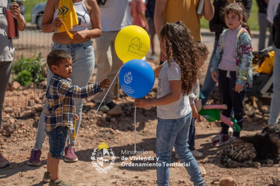 Niños compartiendo globos 