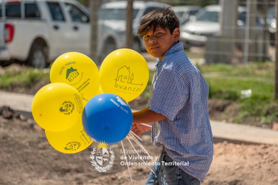 Niño con racimo de globos 