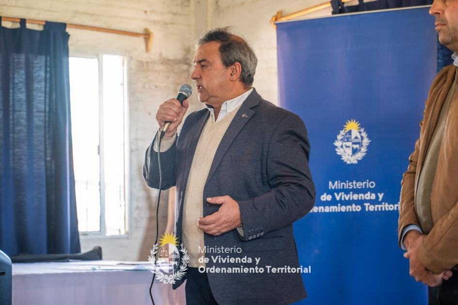 Ministro en entrega de escrituras de Mevir en Sauce Ministro en entrega de escrituras de Mevir en Sauce