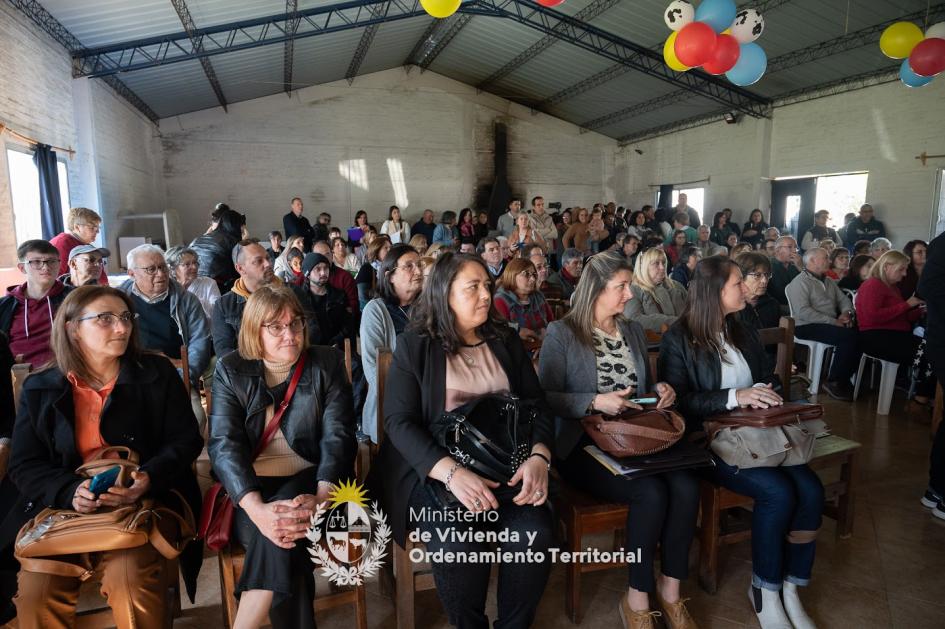 Vecinos en la entrega de las escrituras en Sauce