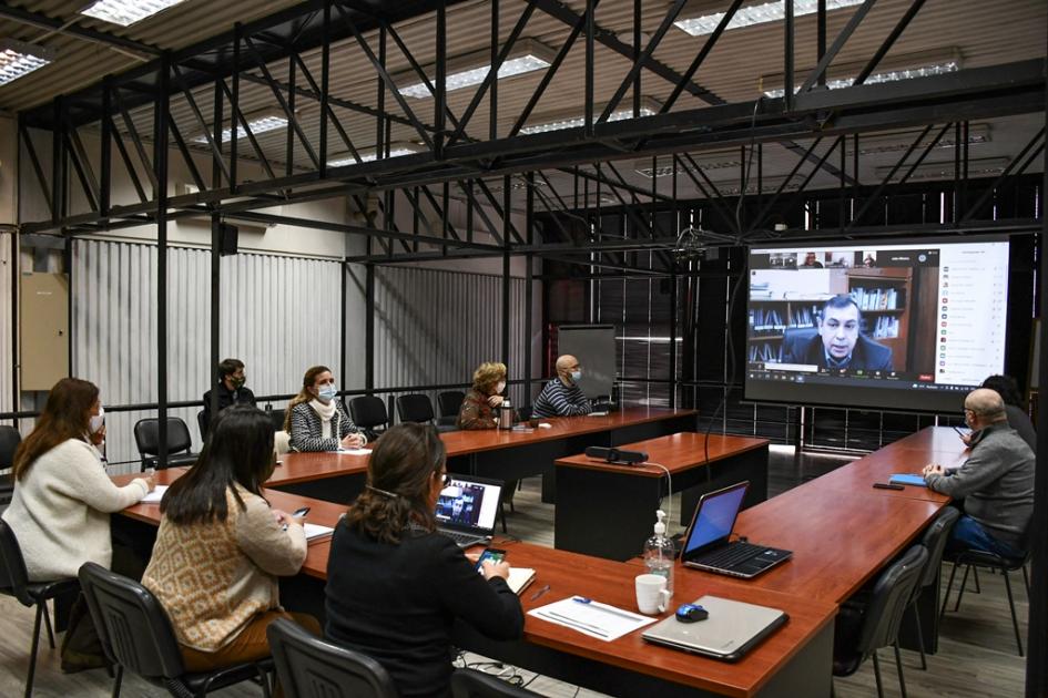 Presentación consultoría guía para etapa inicial del proceso de elaboración de sus ordenanzas departamentales Presentación consultoría técnicos en la sala y pantalla con invitados por plataforma virtual