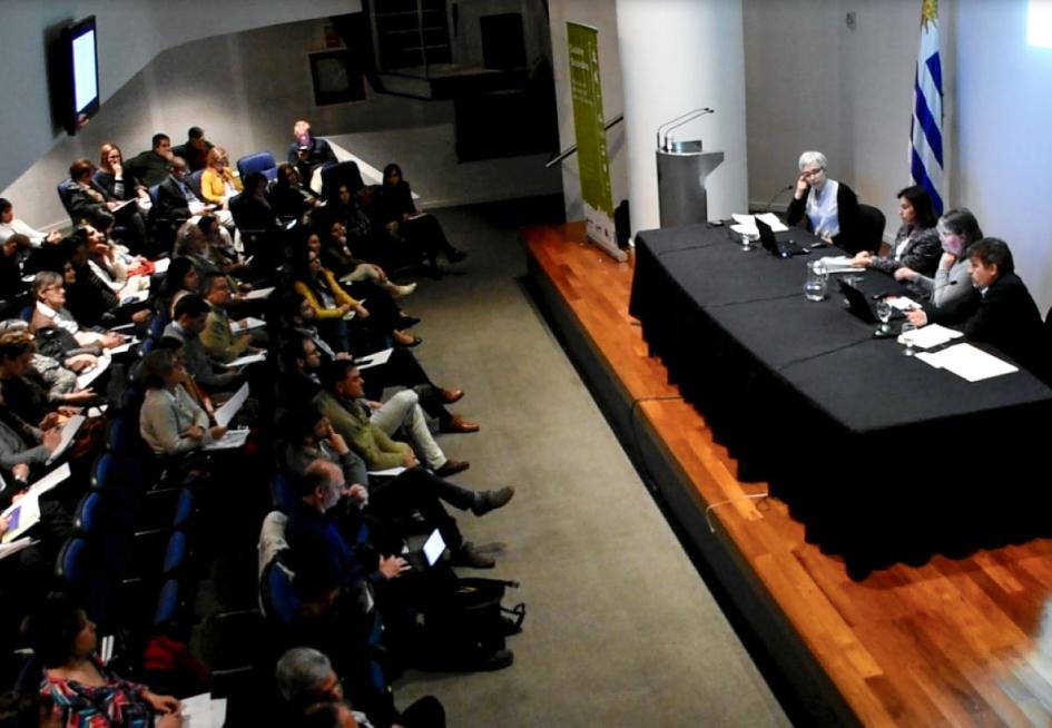 Encuentro Nacional de Ordenamiento Territorial Ciudades Sostenibles Sala de Torre Ejecutiva donde se ve un panel del equipo técnico de NAP Ciudades y el púbico en frente