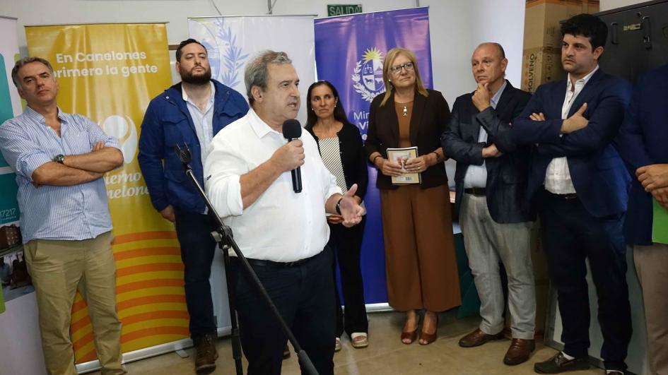 El Ministro Lozano habla de la importancia de la obra culminada. Ministro Lozano hablando a los vecinos de Nueva Esperanza.