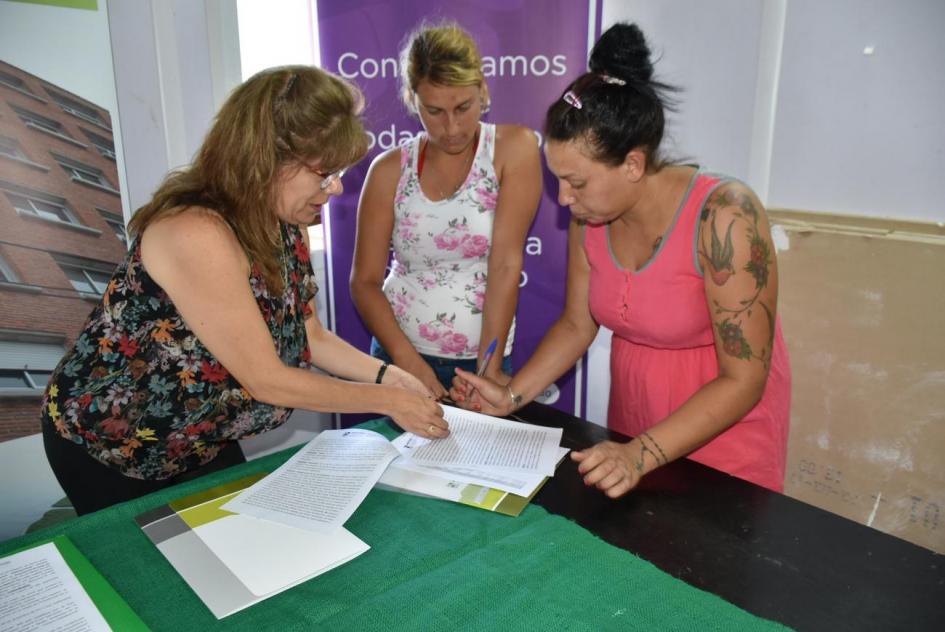 Plan juntos Tres personas firmando