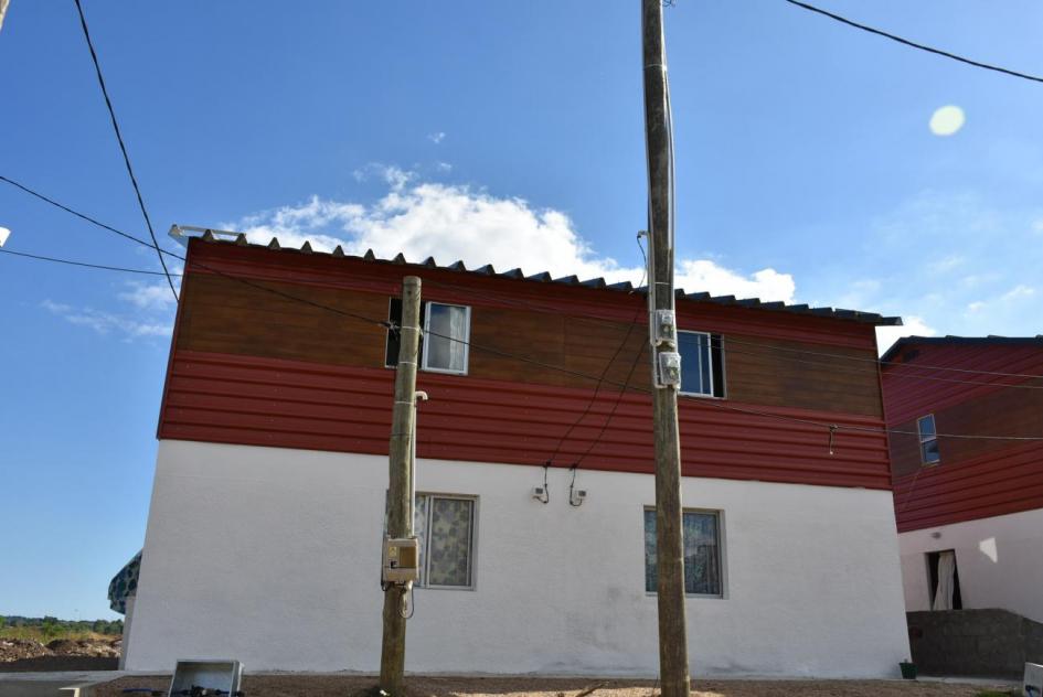 Plan juntos Lateral de una vivienda de dos plantas