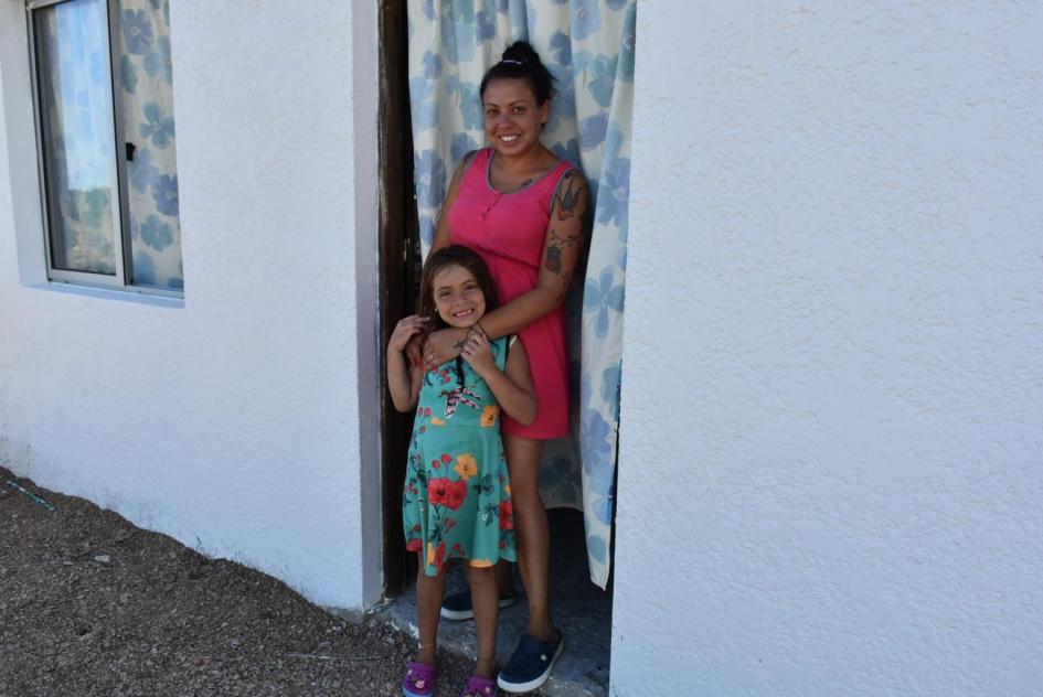 Plan juntos Madre e hija en la puerta de su vivienda