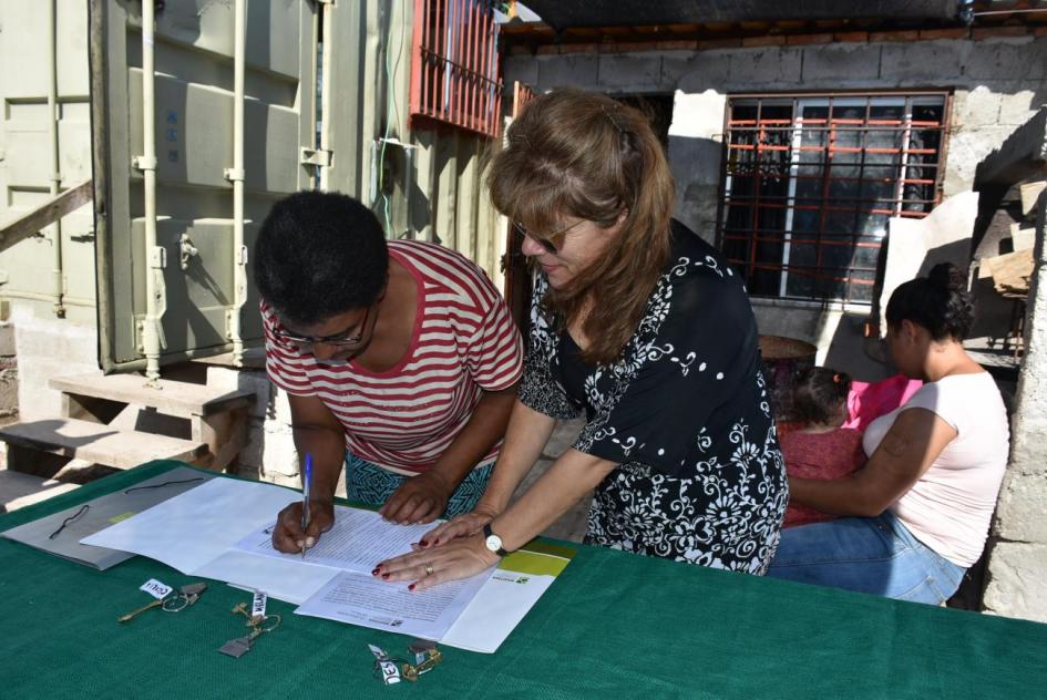 Plan juntos Madre de familia firmando