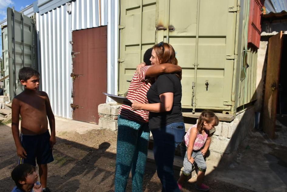 Plan juntos Madre de familia recibiendo la llave de una vivienda