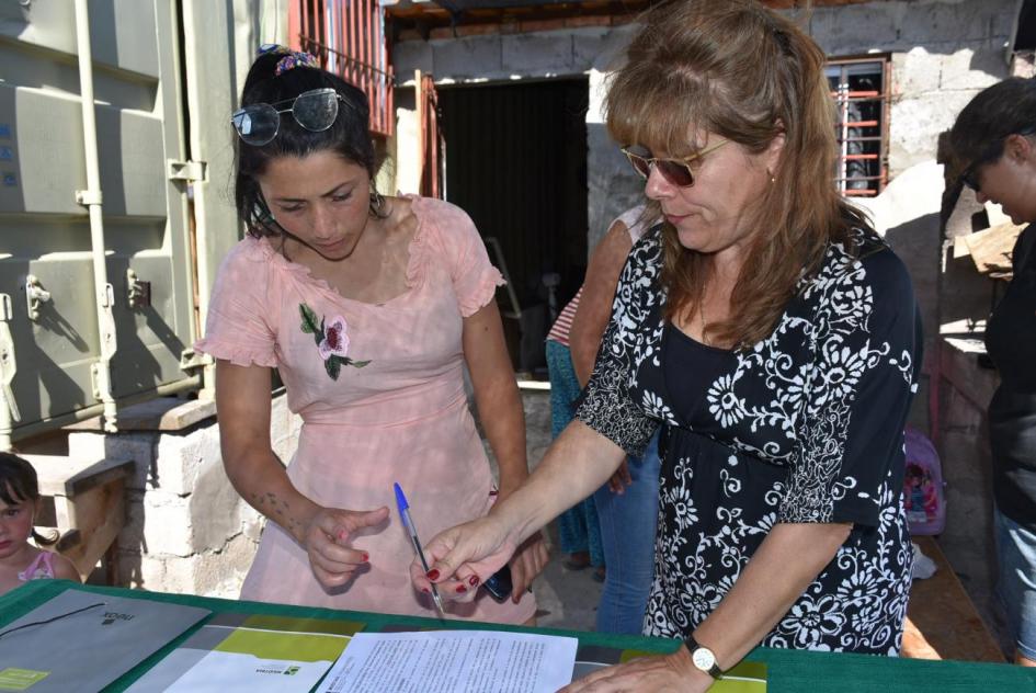 Plan juntos Madre de familia y escribana firmando
