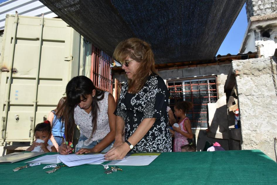 Plan juntos Madre de familia firmando