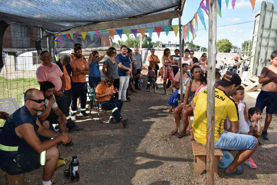 Plan juntos Varias familias sentadas