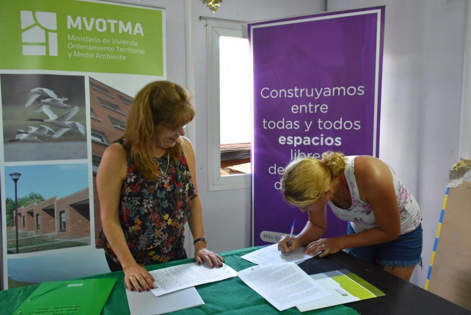 Plan juntos Escribana y beneficiaria firmando