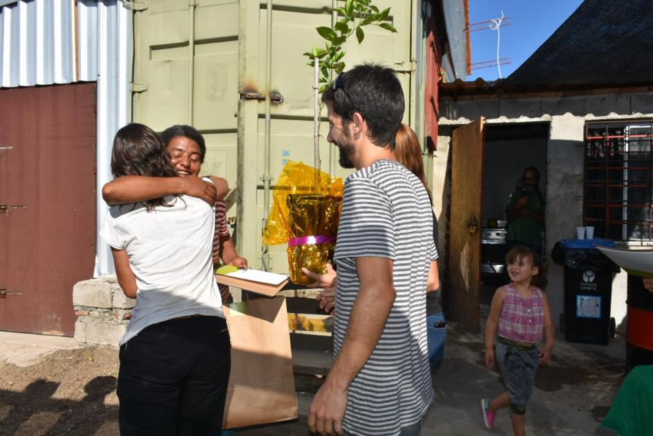 Plan juntos Madre de familia recibiendo un obsequio