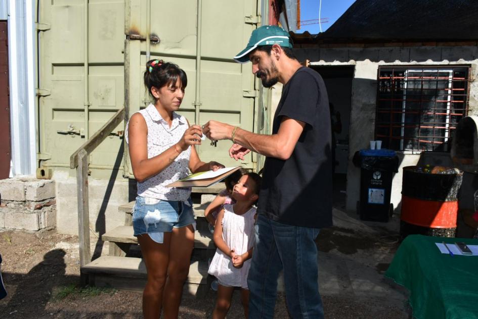 Plan juntos Familia recibiendo la llave de su vivienda