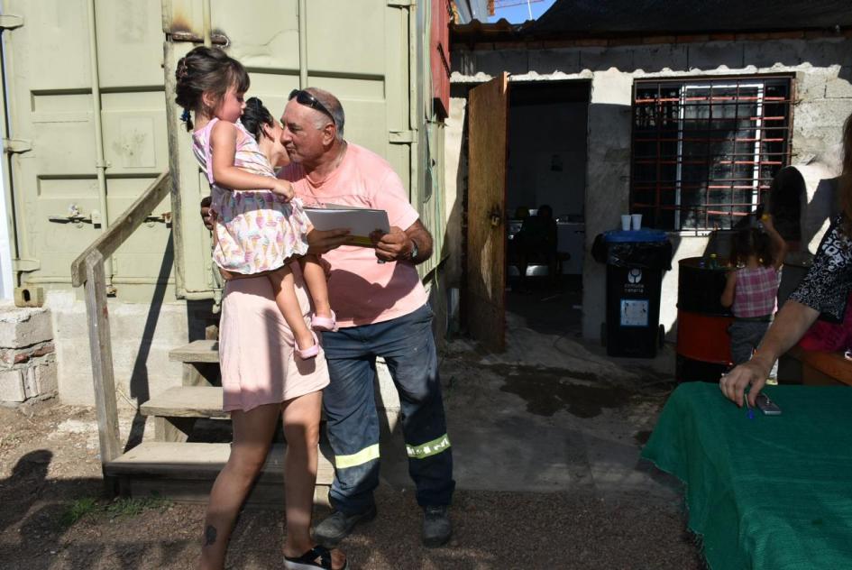 Plan juntos Madre de familia recibiendo la llave de su vivienda