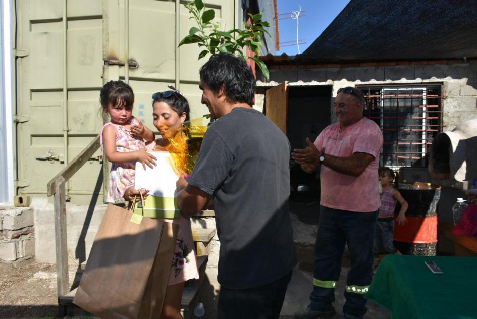 Plan juntos Madre e hija recibiendo llave y obsequio