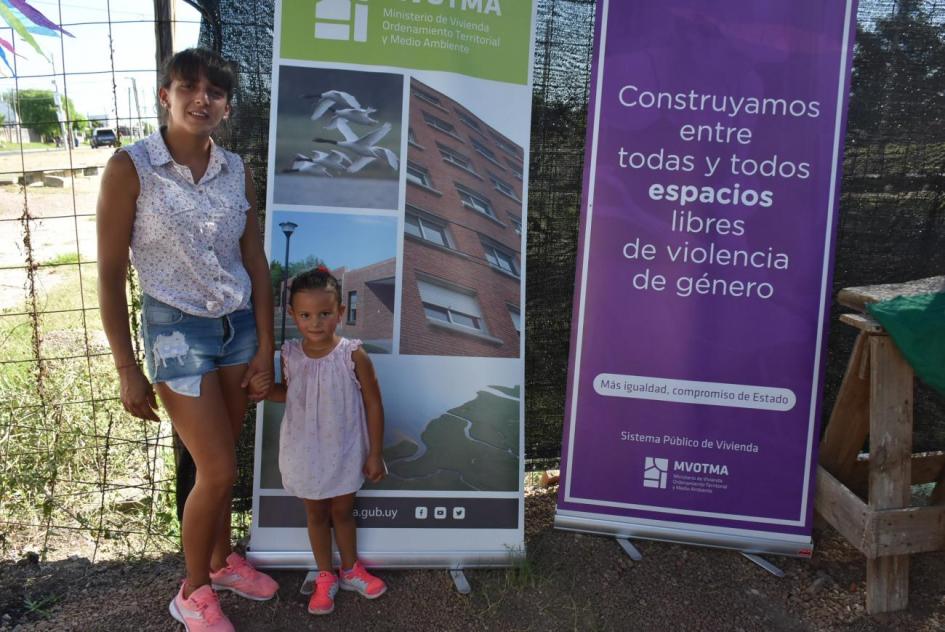 Plan juntos Madre e hija posando para la foto