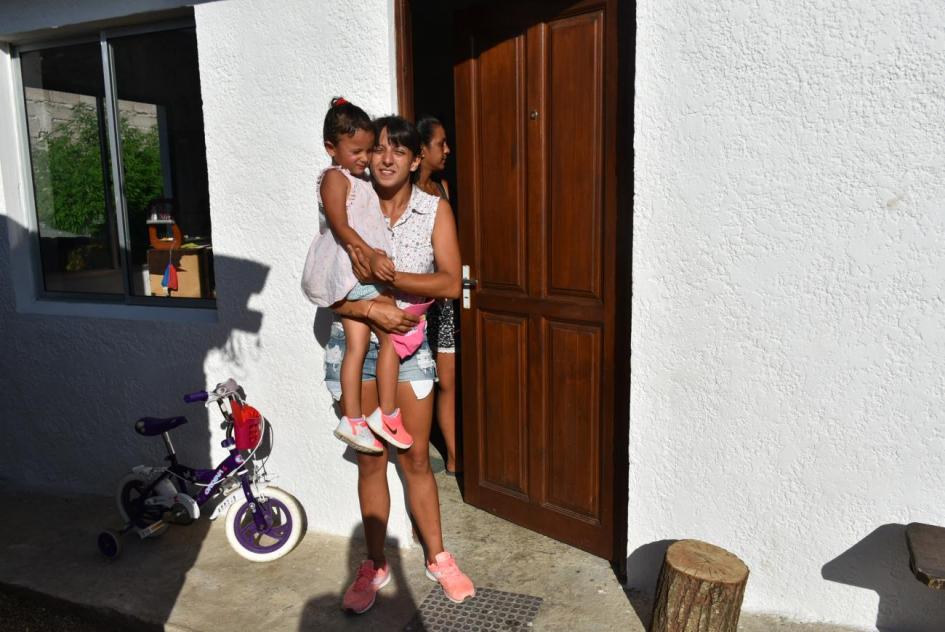 Plan juntos Madre e hija frente a la puerta de su vivienda