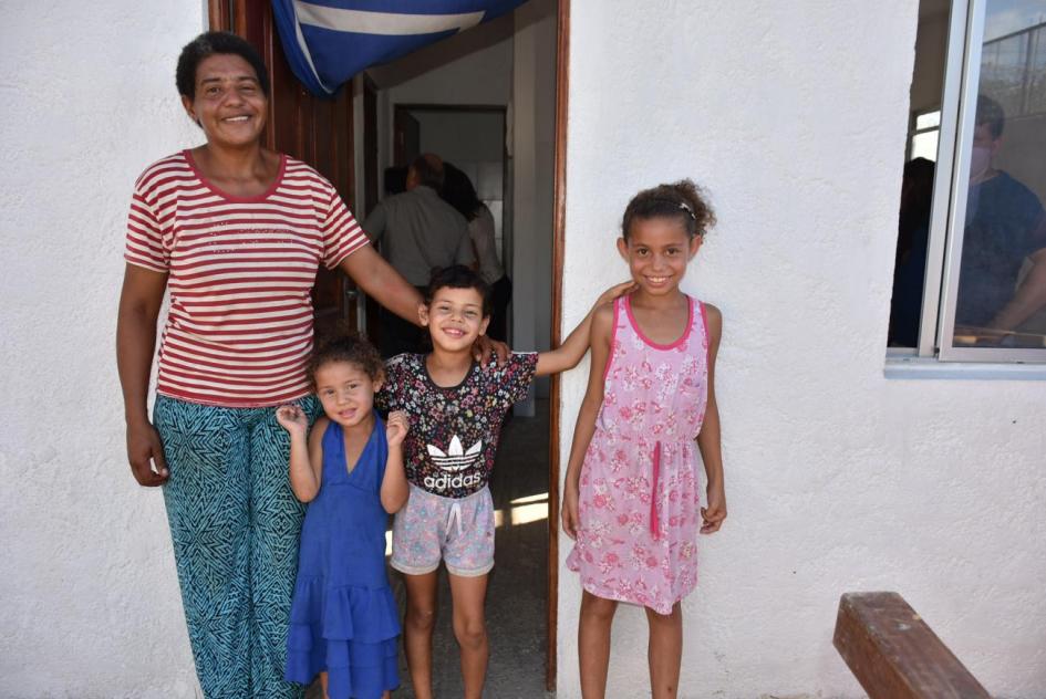 Plan juntos Madre y sus 3 hijos en la puerta de la vivienda