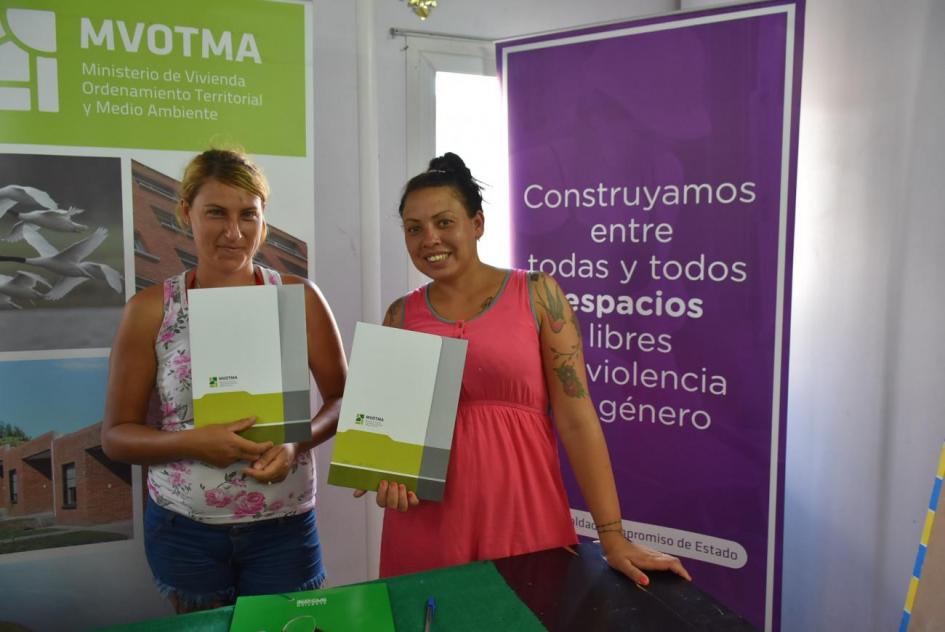 Plan juntos Dos madres de familias mostrando carpetas del Mvotma