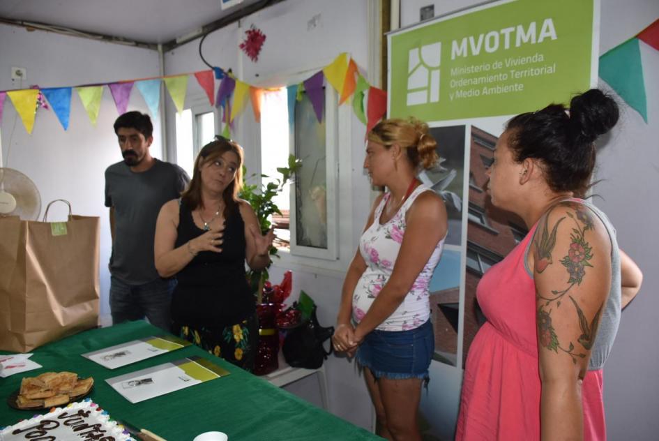 Plan juntos Madres de familia recibiendo carpetas
