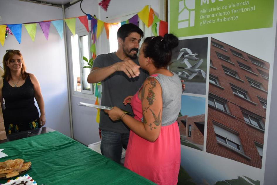 Plan juntos Mujer y hombre abrazandose