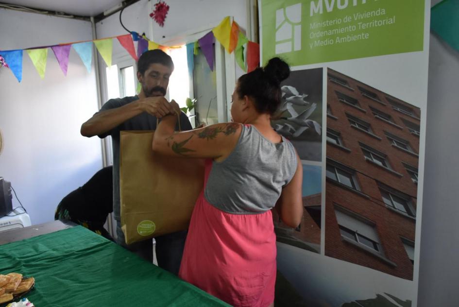 Plan juntos Mujer y hombre recibiendo un presente