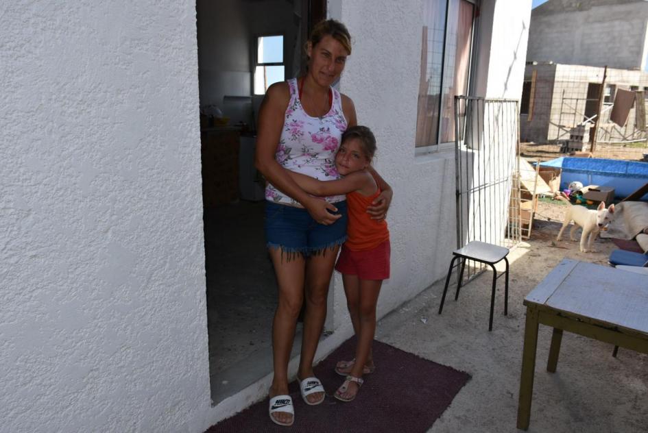 Plan juntos Madre de familia e hijo en la puerta de su vivienda