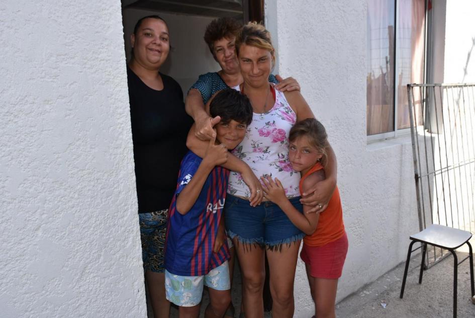 Plan juntos Familia en la puerta de su vivienda