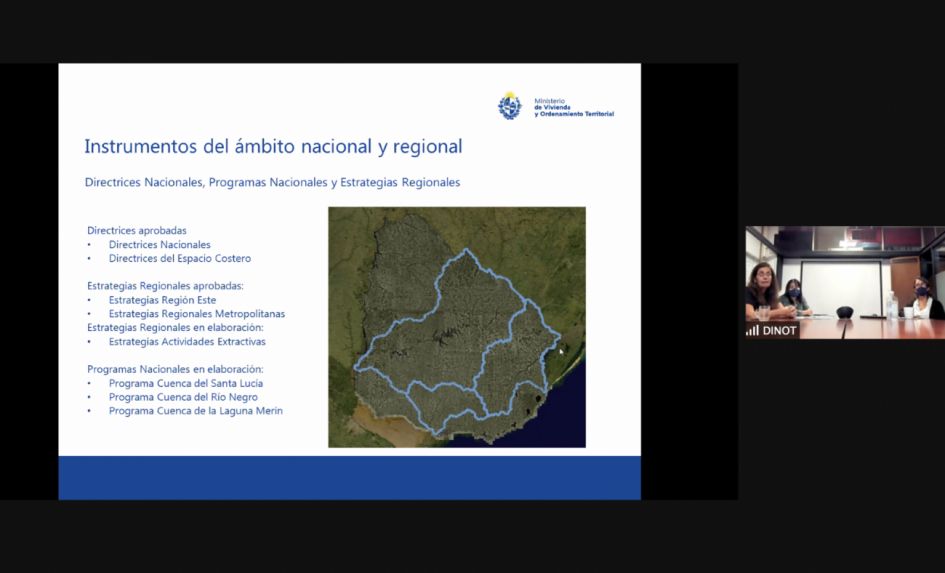 Conferencia Desafío para la planificación y el diseño urbano Cambio climático y adaptación en ciudades y costas Uruguay Las tres representantes de la Dinot presentando su trabajo