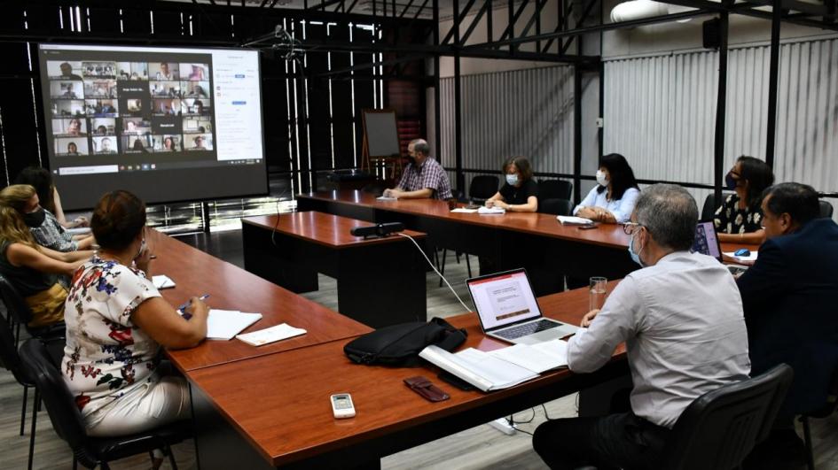 Reunión Dinot con intendencias y OPP Reunión presencial y virtual donde está exponiendo el director nacional Norbertino Suárez