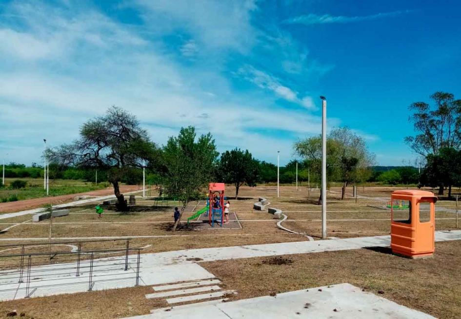 Niños y niñas jugando en juegos del parque en día soleado 