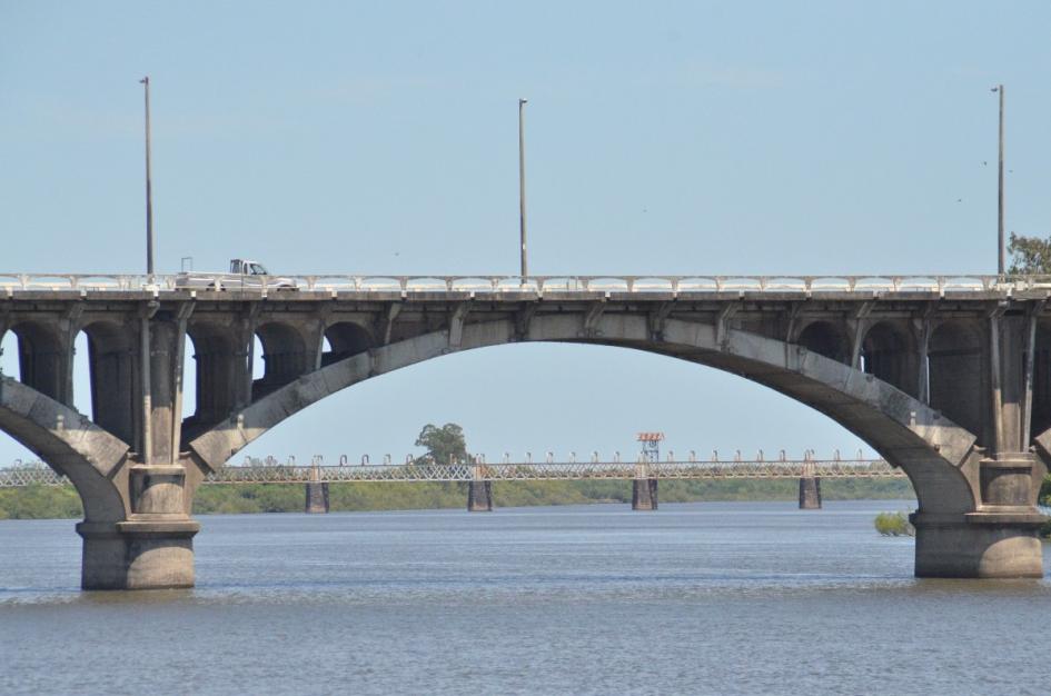 Puente Paso de los Toros | Pueblo Centenario Imagen del puente de la ruta 5 que une Paso de los Toros y Pueblo Centenario de día, donde se ve el río Negro y el cielo despejado
