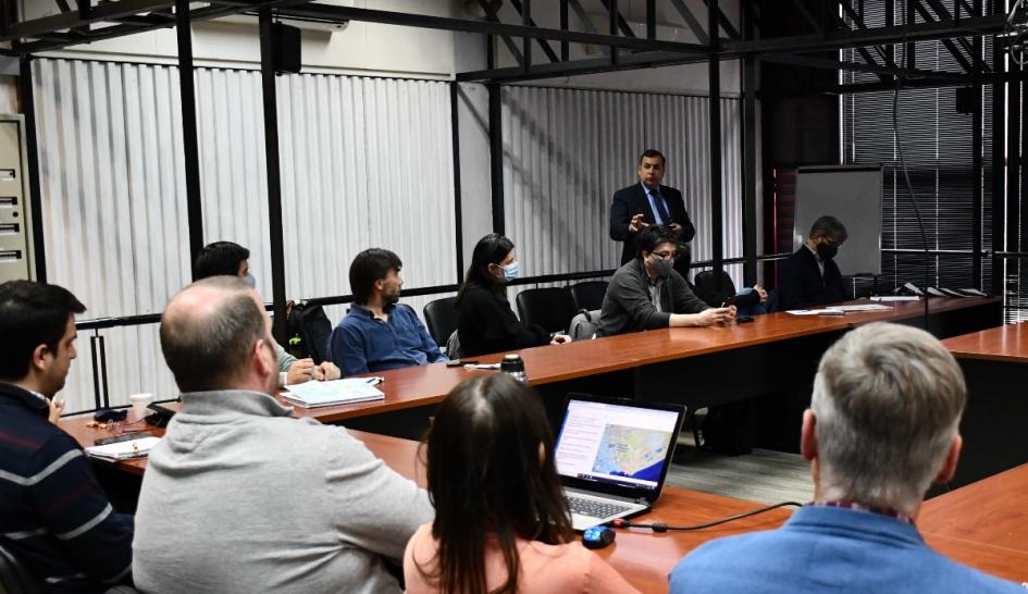 Reunión donde el director nacional de Ordenamiento Territorial Norbertino Suárez dialoga con varios técnicos 