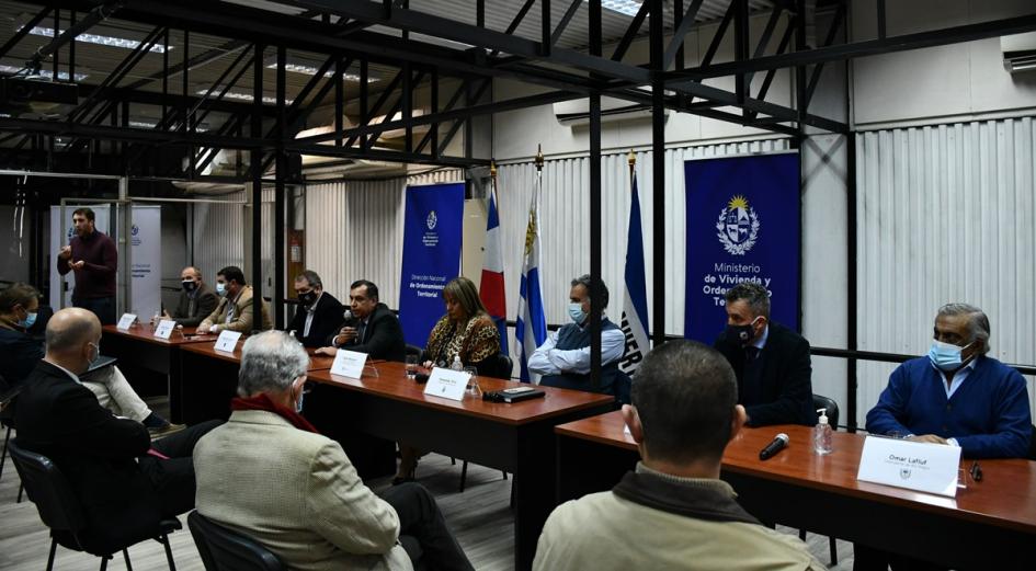 Autoridades MVOT sentadas con intendentes de Canelones, Florida, Lavalleja, Paysandú y Río Negro