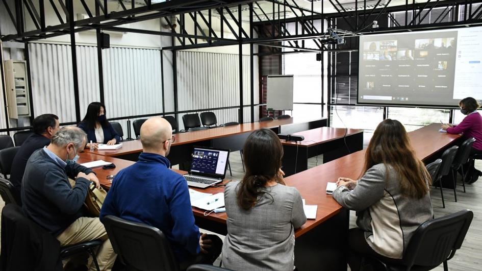 Sala de reuniones donde se realiza la presentación de resultados de la consultoría ante el director Nacional de Ordenamiento Territorial Norbertino Suárez. Participa el consultor Federico Bervejillo y equipos técnicos de la Dinot. A través de la plataforma zoom participan los equipos de Ordenamiento Territorial de las Intendencias