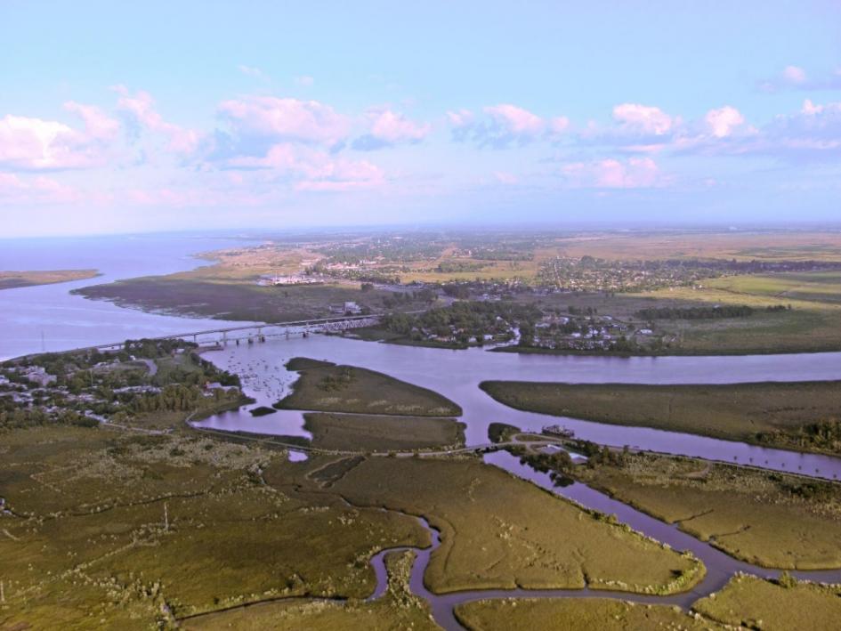Foto aérea de la cuenca del Santa Lucía. Se ve el puente, el río y el área verde