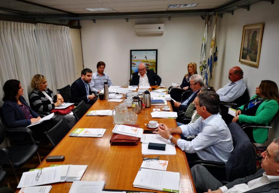 Mvotma En sala reunidos autoridades de la Comisión Nacional de Ordenamiento Territorial y del Congreso de Intedentes