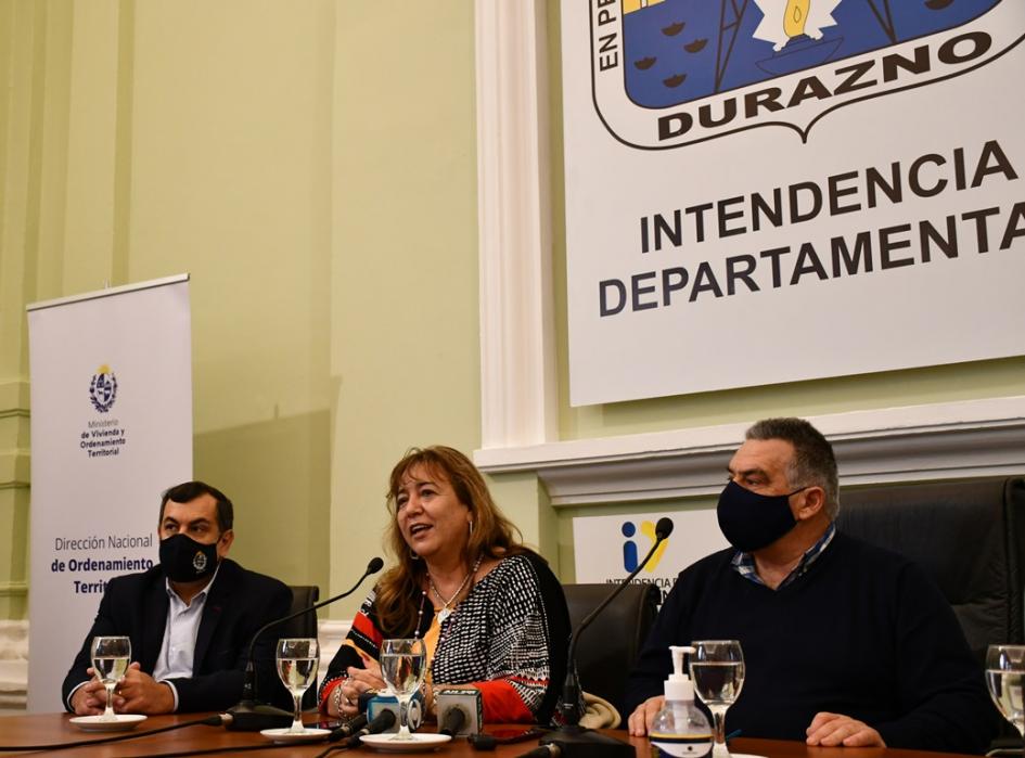 Firma convenio de ordenamiento territorial en intendencia de Durazno ministra Irene Moreira habla junto a director nacional Suárez e intendente Carmelo Vidalín