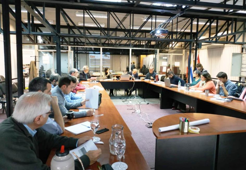 Reunión de equipos técnicos en Dinot Sala de reuniones en oficinas de la Dirección Nacional de Ordenamiento Territorial donde equipos técnicos intercambian sobre las metas para Uruguay respecto a la desertificación