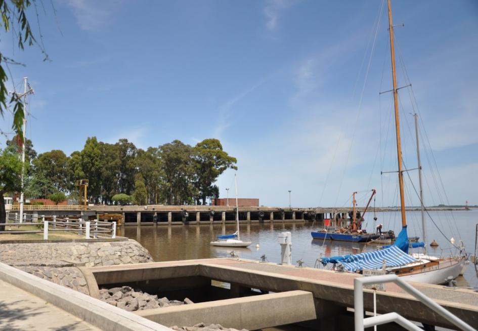 Puerto de Juan Lacaze, barcos de distintos tamaño, árboles y un muelle
