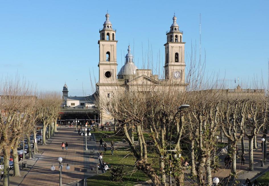 Plaza principal de San José. Vista general hacia la Iglesia.