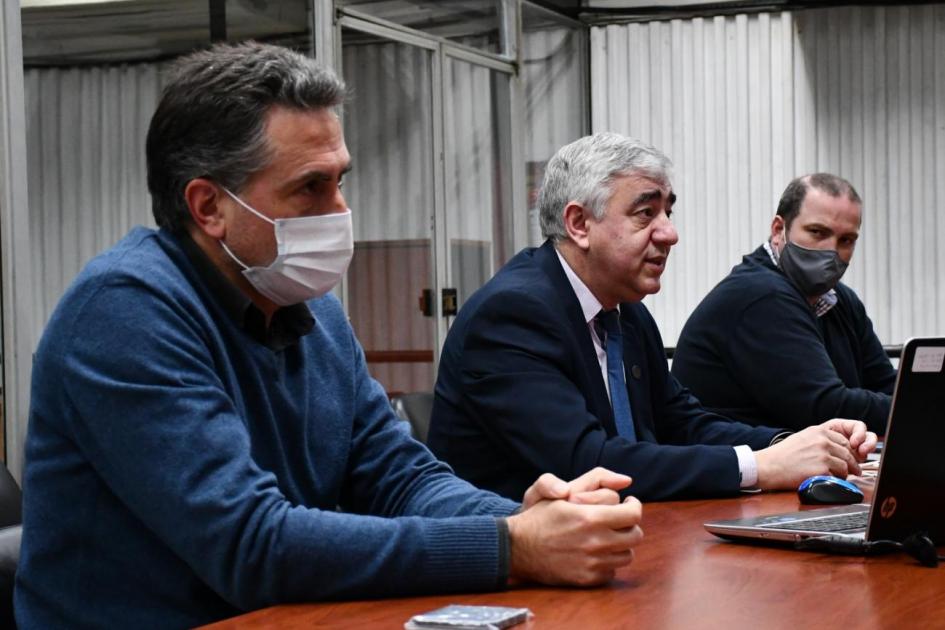 Presentación consultoría a equipos técnicos de intendencias y otros organismos EL COsultor Carlos López en la presentación y los dos técnicos de la Dinot encargados del proyecto