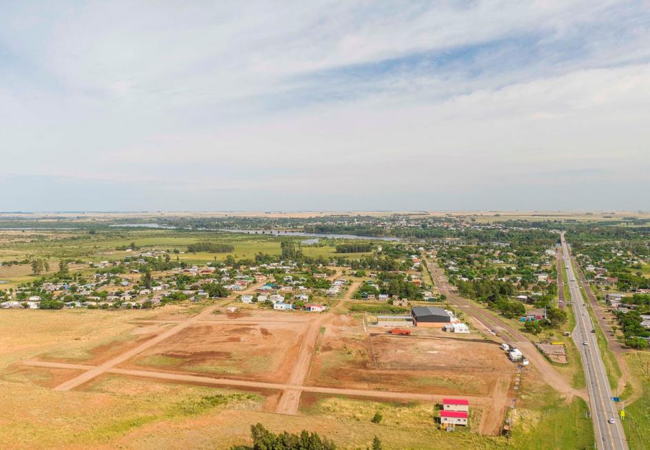Paso de los Toros | Pueblo Centenario Foto aérea de Paso de los Toros y Pueblo Centenario. Allí se ve el río Negro, la ruta 5 y área donde se construye empresa de UPM II y nuevas urbanizaciones.