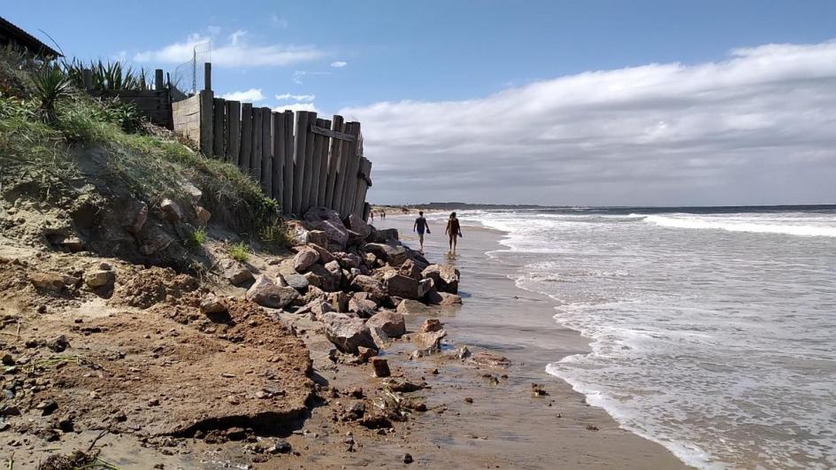 Dos personas caminan por la playa