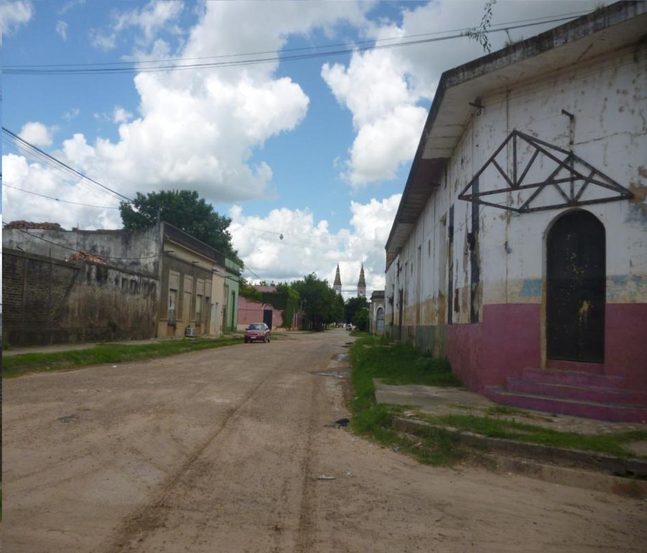 Una calle y se varias viviendas