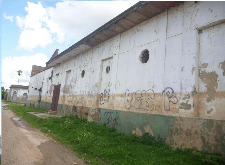 Una calle y un edificio antiguo